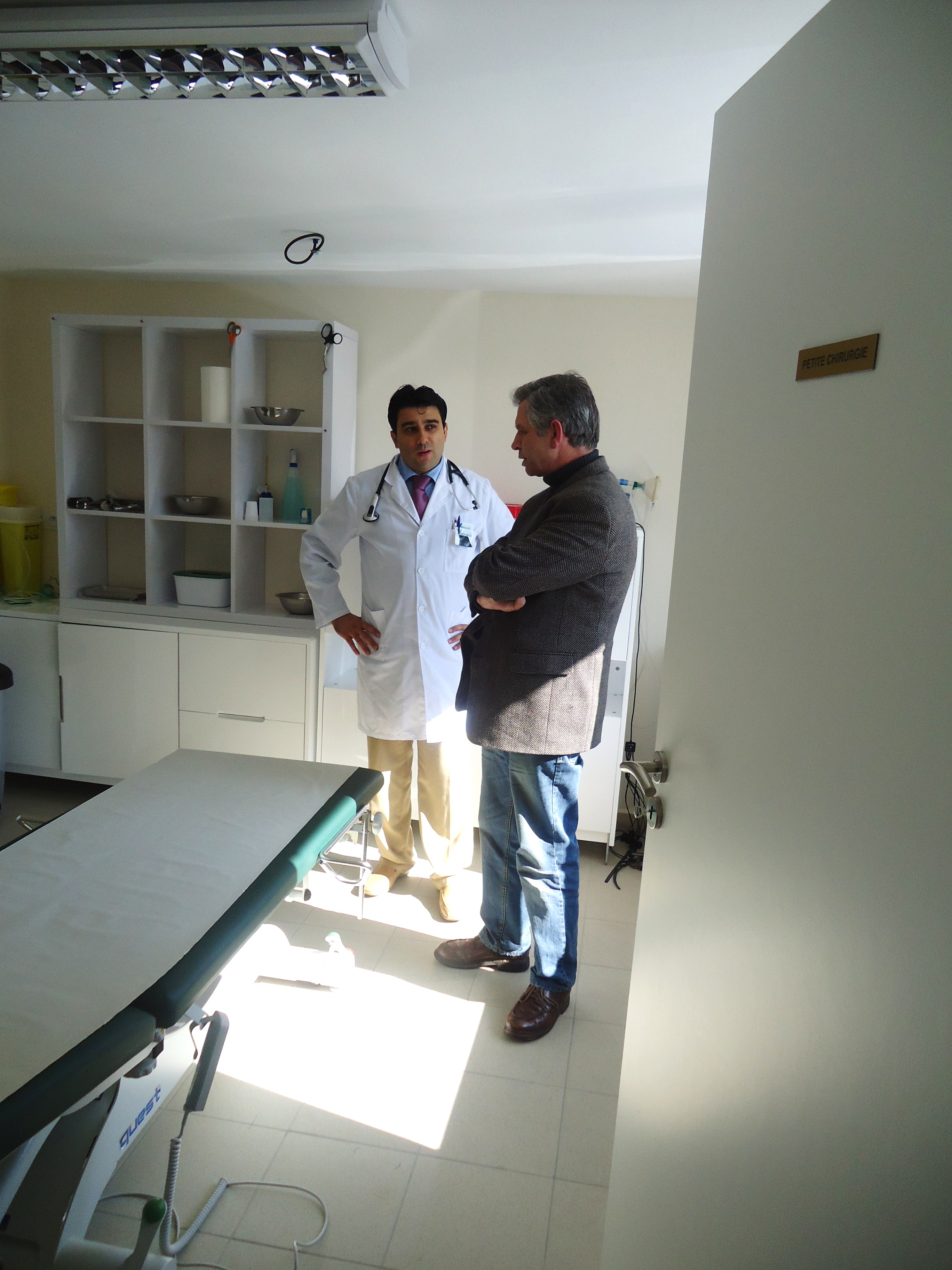 Le Dr. Muniz et M. de Penfentenyo dans la salle de petite chirurgie